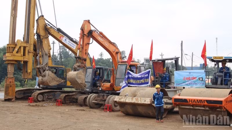 Máy móc tại công trường khởi động cùng lễ khởi công.