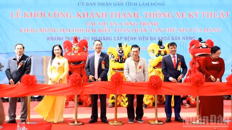 Các đại biểu thực hiện nghi thức cắt băng Khánh thành dự án nâng cấp Bệnh viện đa khoa Đắk Nông.