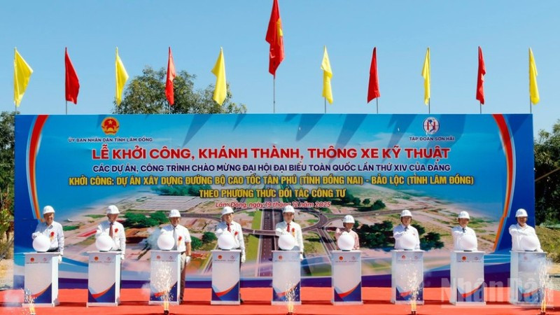 Đại biểu thực hiện nghi thức khởi công dự án xây dựng đường bộ cao tốc Tân Phú-Bảo Lộc.