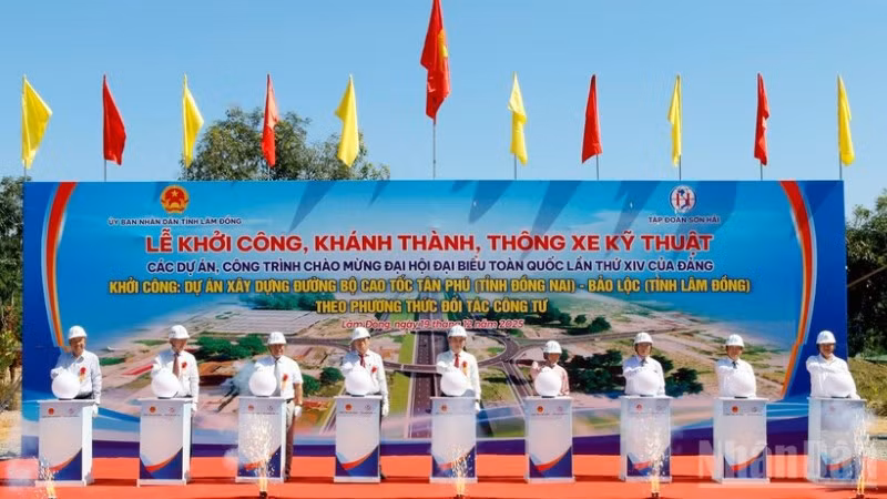 Đại biểu thực hiện nghi thức khởi công dự án xây dựng đường bộ cao tốc Tân Phú-Bảo Lộc.