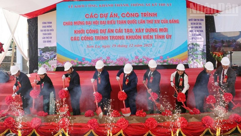 Các đại biểu thực hiện nghi lễ khởi công xây dựng dự án cải tạo, xây dựng mới các công trình trong khuôn viên Tỉnh ủy Sơn La.