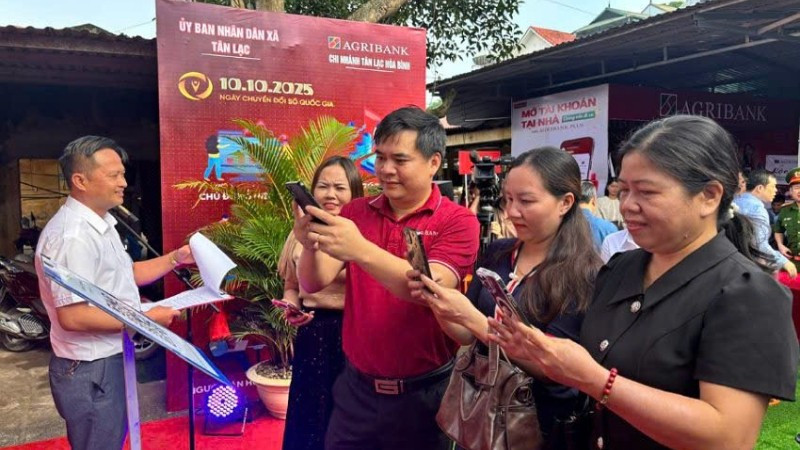 Phiên chợ kết nối số và ra mắt kênh thông tin “Xã Tân Lạc, tỉnh Phú Thọ” trên nền tảng Zalo OA được đông đảo người dân hào hứng tham gia.