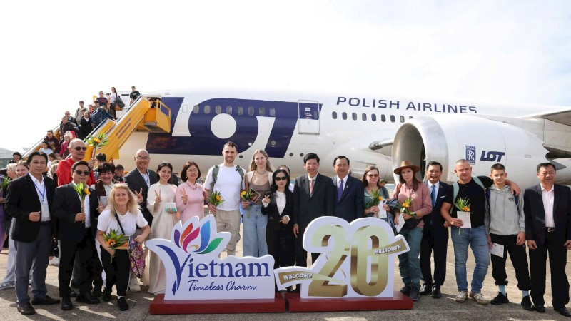 Lễ đón vị khách quốc tế thứ 20 triệu đến Việt Nam trong năm 2025. (Ảnh: Bộ VHTTDL)