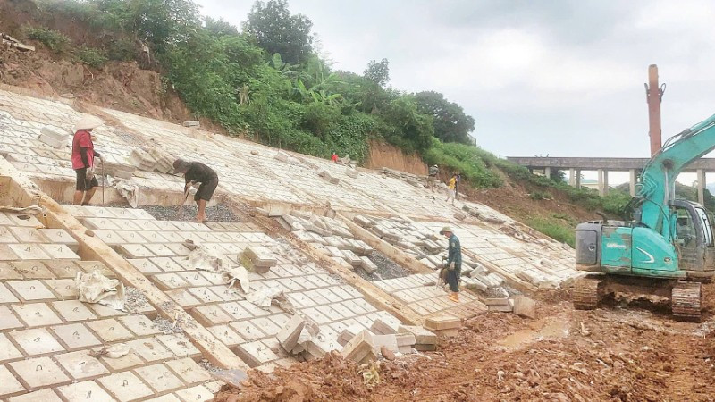 Công trình kè chống sạt lở bờ hữu sông Đà, phường Trung Minh, thành phố Hòa Bình (nay là phường Hòa Bình, tỉnh Phú Thọ).