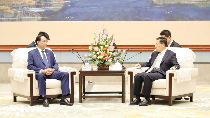 Phó Chủ tịch Quốc hội Trần Quang Phương hội kiến Bí thư Tỉnh ủy Tứ Xuyên Vương Hiểu Huy.