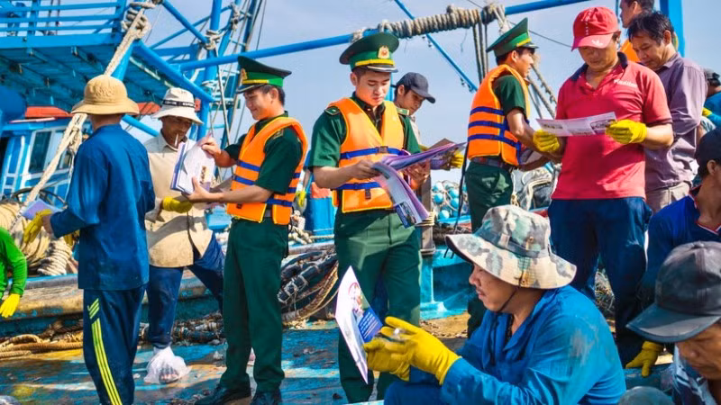 Bộ đội Biên phòng tuyên truyền pháp luật cho ngư dân tại Đặc khu Côn Đảo.