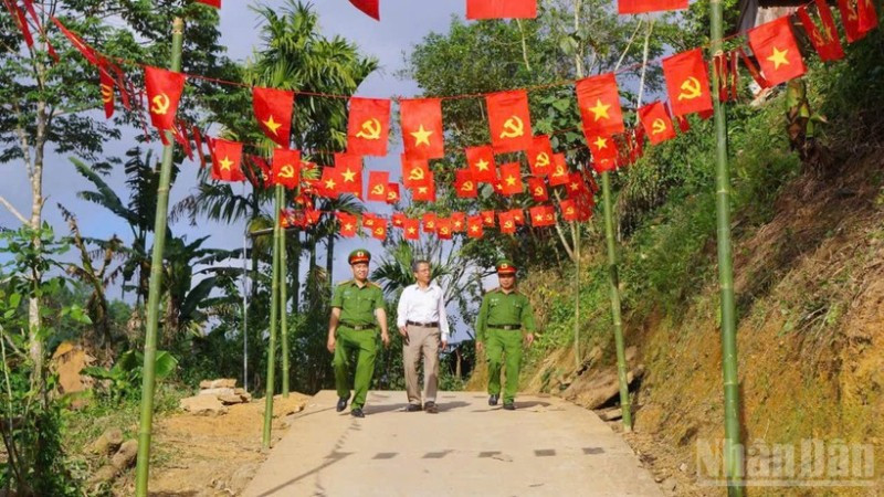 Không khí chuẩn bị cho ngày hội lớn của toàn dân đang rộn ràng khắp các thôn, khu dân cư trên địa bàn xã biên giới Avương. 
