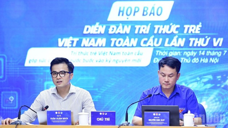 Từ phải qua: Phó Chủ tịch Thường trực Hội Liên hiệp Thanh niên Việt Nam Nguyễn Kim Quy và Giáo sư, Tiến sĩ Trần Xuân Bách chủ trì buổi họp báo.