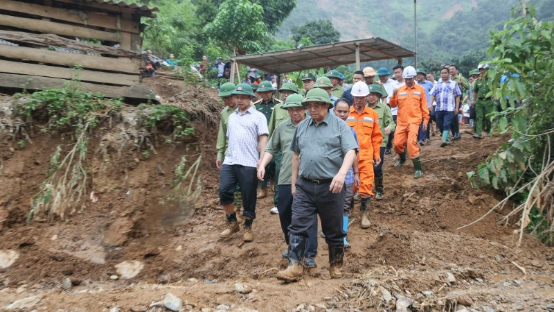 Chiều ngày 3/8, Thủ tướng Phạm Minh Chính và đoàn công tác đã tới hiện trường, thăm hỏi, động viên người dân chịu ảnh hưởng, thiệt hại nặng nề do mưa lũ, sạt lở đất tại xã Na Son, xã Tìa Dình, xã Xa Dung của tỉnh Điện Biên. (Ảnh: Chinhphu.vn)