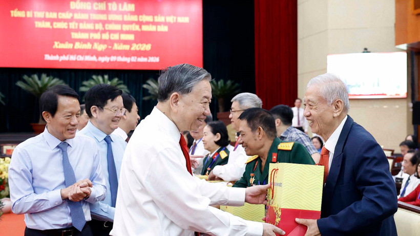 Tổng Bí thư Tô Lâm tặng quà cho gia đình chính sách, người có công. (Ảnh: TTXVN)