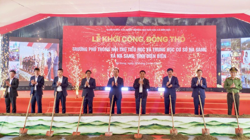 Đồng chí Nguyễn Văn Thắng, Bộ trưởng Tài chính cùng các đồng chí lãnh đạo tỉnh Điện Biên thực hiện nghi thức khởi công xây dựng Trường nội trú liên cấp Na Sang. 