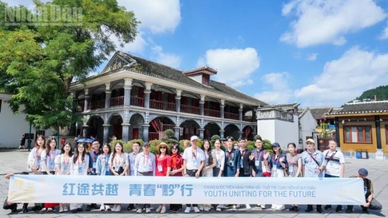 Đại biểu và thanh niên hai nước Việt Nam và Trung Quốc chụp ảnh lưu niệm tại di tích lịch sử địa điểm Hội nghị Tuân Nghĩa, tỉnh Quý Châu, Trung Quốc.