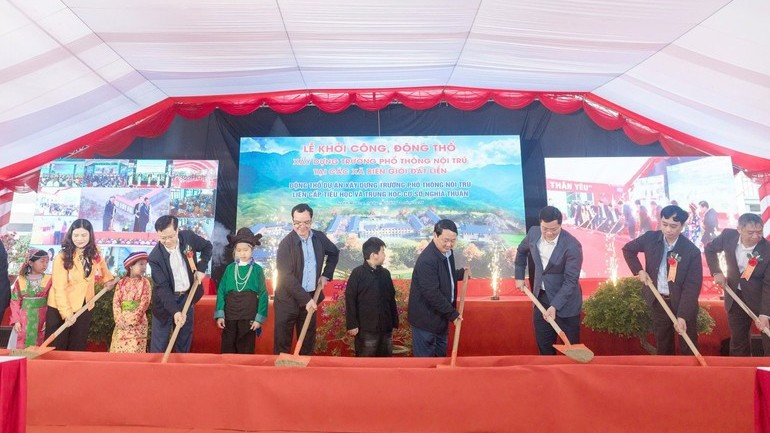 Các đồng chí lãnh đạo Bộ Dân tộc và Tôn giáo, Bộ Tài chính và tỉnh Tuyên Quang thực hiện nghi thức khởi công Trường phổ thông nội trú liên cấp tiểu học và trung học cơ sở Nghĩa Thuận.