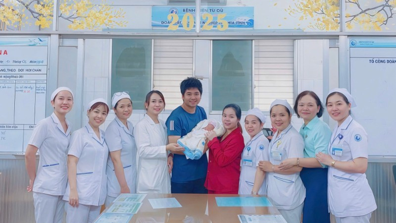 Đội ngũ y bác sĩ Bệnh viện Từ Dũ chia vui cùng vợ chồng sản phụ N.