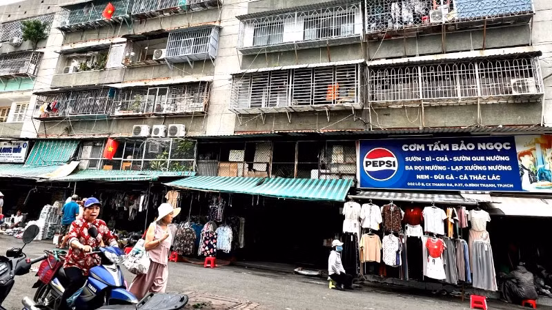 Nhiều hộ dân tại chung cư Thanh Đa (phường Bình Quới, Thành phố Hồ Chí Minh) cơi nới, lắp đặt các khung sắt kiên cố bít ban-công cũng là lối thoát hiểm của căn hộ.