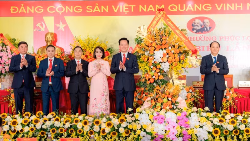 Lãnh đạo Thành ủy Hà Nội tặng hoa chúc mừng Đại hội.