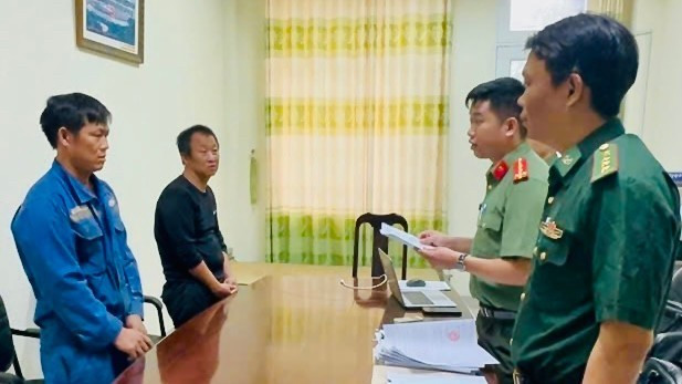 Hai thuyền trưởng tàu cá vi phạm tại cơ quan điều tra.