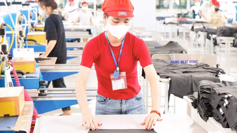 Sản xuất hàng xuất khẩu tại Công ty TNHH May Tinh Lợi, Khu Công nghiệp Nam Sách, Hải Phòng. (Ảnh: TUỆ NGHI)