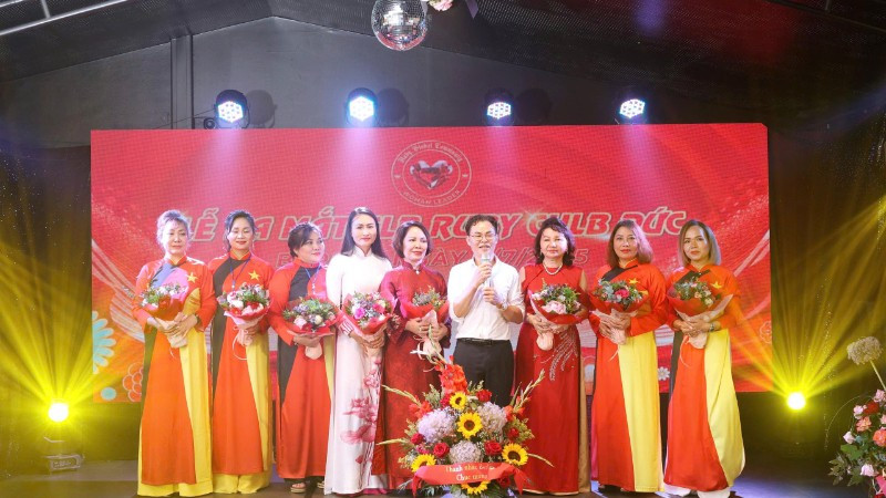 Ban chấp hành CLB Ruby tại CHLB Đức chụp ảnh cùng Chủ tịch Đinh Thị Hậu và Phó Chủ tịch Vũ Thị Thanh Tâm.