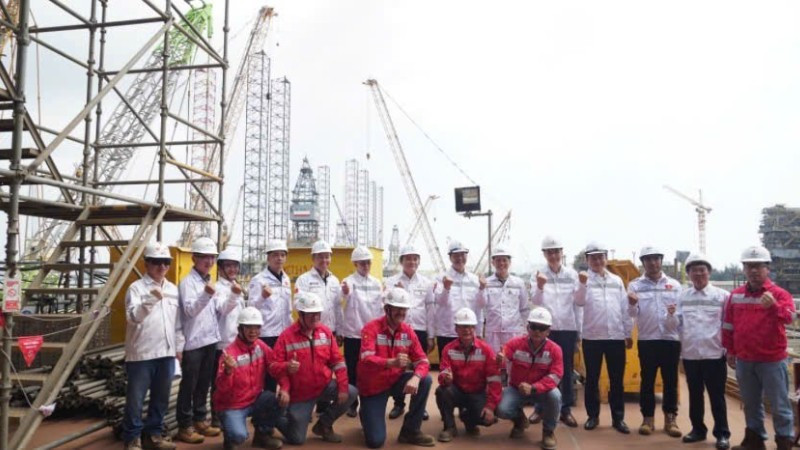 Chủ tịch Hội đồng thành viên Petrovietnam Lê Ngọc Sơn và các đồng chí lãnh đạo Tập đoàn, lãnh đạo các đơn vị thành viên, người lao động quyết tâm hoàn thành dự án Lô B.