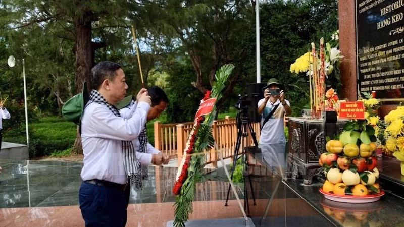 Trưởng Ban Tuyên giáo và Dân vận Thành ủy Thành phố Hồ Chí Minh Dương Anh Đức dâng hương tại Nghĩa trang Hàng Keo. 
