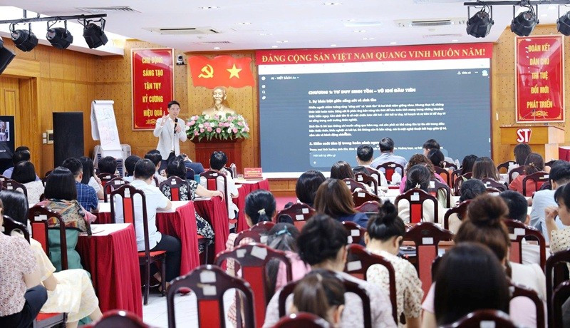 Ông Trần Khánh Tư giới thiệu khái quát về trí tuệ nhân tạo đến cán bộ, viên chức, người lao động Nhà xuất bản.