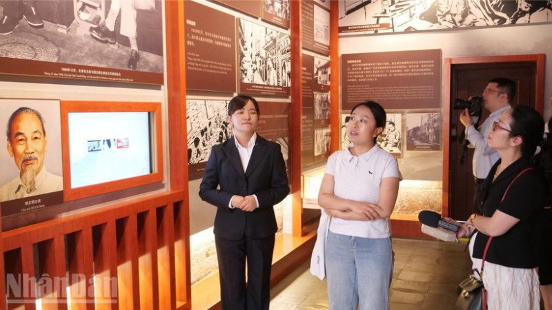 Du khách tham quan Khu di tích Chủ tịch Hồ Chí Minh tại Côn Minh, tỉnh Vân Nam, Trung Quốc.