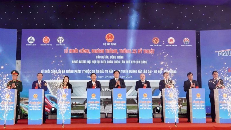 Các đại biểu ấn nút chính thức khởi công ga Phú Thọ.