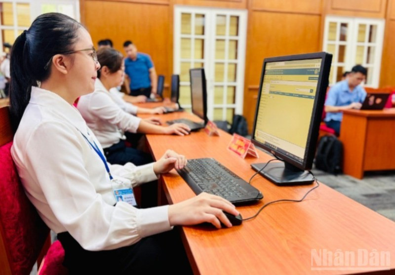 Thành phố Hồ Chí Minh đã vận hành thử nghiệm mô hình chính quyền địa phương 2 cấp ở 102 phường, xã mới. 