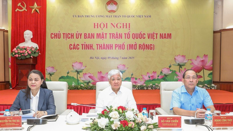 Các đồng chí chủ trì hội nghị.