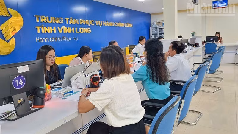 Người dân và doanh nghiệp đến làm thủ tục hành chính ở Trung tâm phục vụ hành chính công tỉnh Vĩnh Long. (Ảnh: Báo Nhân Dân)