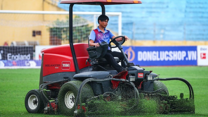 Đầu tư cải tạo, nâng cấp mặt sân cỏ là yêu cầu cần thiết của một nền bóng đá chuyên nghiệp. Trong ảnh: Công nhân đang cải tạo mặt cỏ sân Hàng Đẫy (Hà Nội). (Ảnh: SƠN TÙNG)