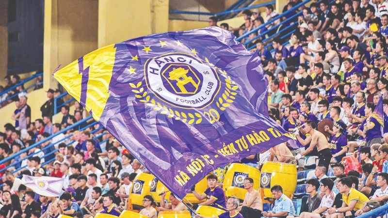 Hội cổ động viên câu lạc bộ Hà Nội cổ vũ trên sân vận động Hàng Đẫy.