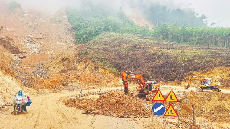 Các đơn vị đang tập trung khắc phục, sửa chữa hư hỏng trên Quốc lộ 40B đoạn qua xã Trà Tân.