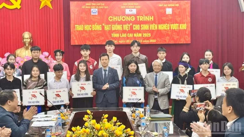Trao học bổng cho các tân sinh viên tỉnh Lào Cai.