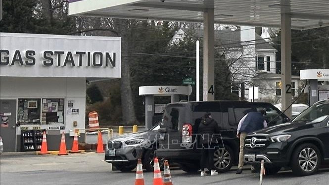 Người dân mua xăng tại một trạm bán lẻ xăng dầu trên Đại lộ Connecticut ở thủ đô Washington của Mỹ. (Ảnh: Ngọc Quang/PV TTXVN tại Mỹ)