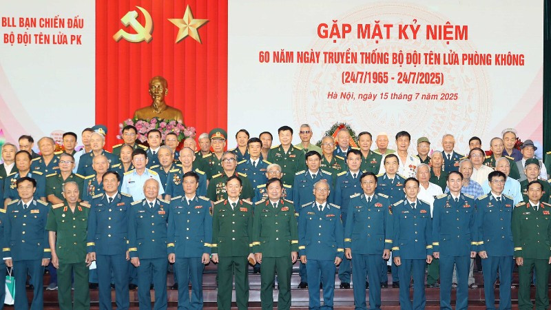 Các đại biểu tại lễ gặp mặt kỷ niệm 60 năm truyền thống Bộ đội Tên lửa Phòng không. (Ảnh: TRỌNG ĐỨC)