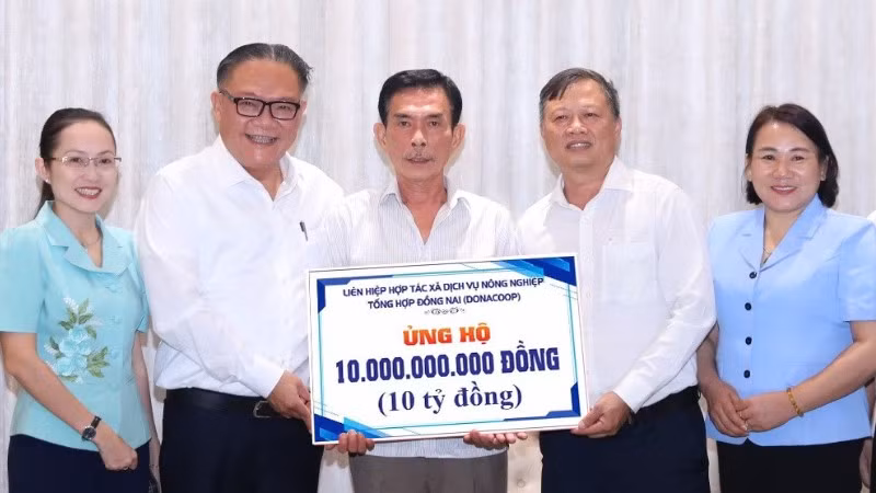 Đại diện Liên hiệp Hợp tác xã dịch vụ nông nghiệp Đồng Nai trao số tiền ủng hộ. (Ảnh: HUY ANH)