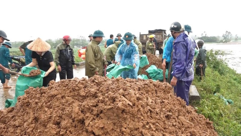Lực lượng "bốn tại chỗ" khắc phục sự cố bờ đê.
