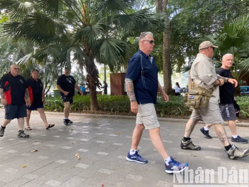 Du khách nước ngoài đi dạo quanh khu vực hồ Hoàn Kiếm. (Ảnh: XUÂN HIẾU)