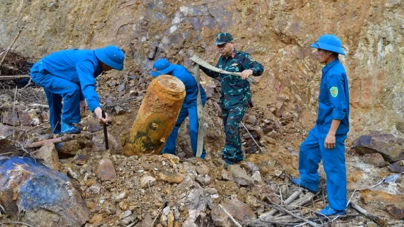 Quả bom phá còn nguyên kíp nổ, cách nhà dân khoảng 50m.
