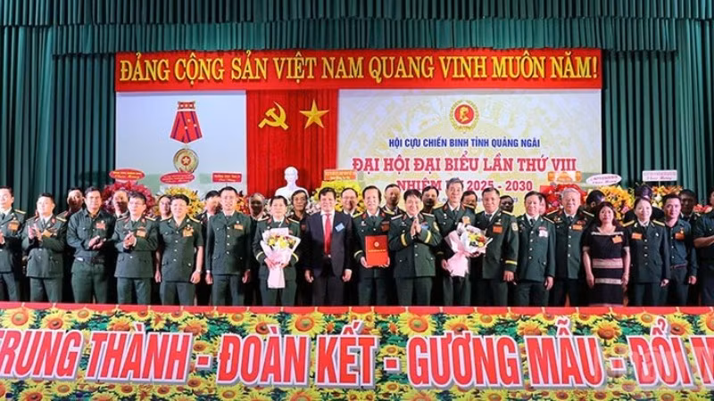 Lãnh đạo tỉnh Quảng Ngãi và Hội Cựu chiến binh Việt Nam trao quyết định, tặng hoa chúc mừng Ban Chấp hành Hội Cựu chiến binh tỉnh Quảng Ngãi nhiệm kỳ 2025-2030.