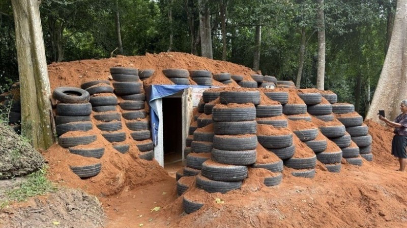 Hầm công sự do quân đội Thái Lan chuẩn bị tại khu vực Đền Ta Muen Thom ngày 23/7. (Ảnh: PHẠM HẢI/TTXVN)