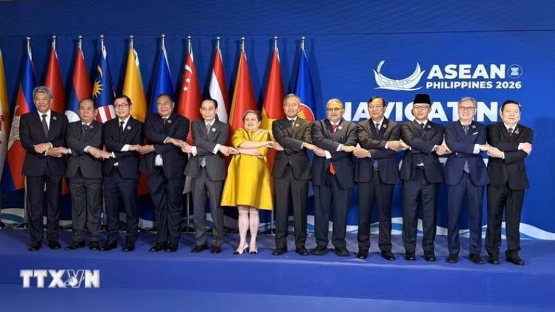 Bộ trưởng Ngoại giao Lê Hoài Trung chụp ảnh chung với Bộ trưởng Ngoại giao các nước ASEAN trước Hội nghị AMM Retreat tại Cebu, Philippines. (Ảnh: Việt Dũng/TTXVN)