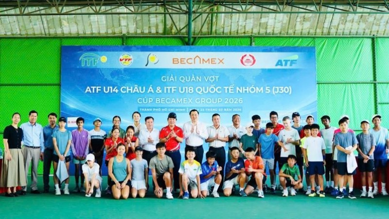 Đại diện Ban tổ chức cùng các đại biểu và vận động viên chụp hình lưu niệm tại lễ khai mạc. 