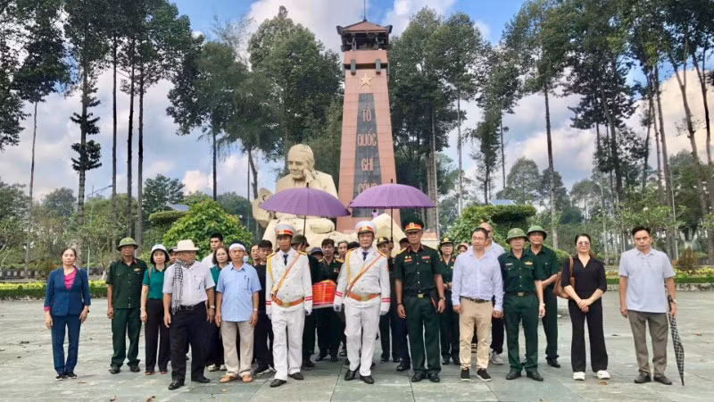 Đưa hài cốt liệt sĩ về an táng tại Nghệ An.