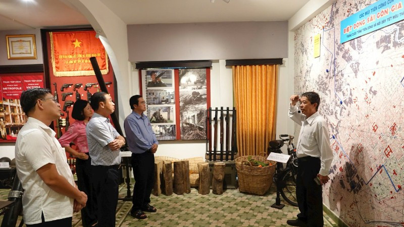 Đoàn đại biểu Hội đồng nhân dân Thành phố Hồ Chí Minh đến thăm Bảo tàng Biệt động Sài Gòn-Gia Định.
