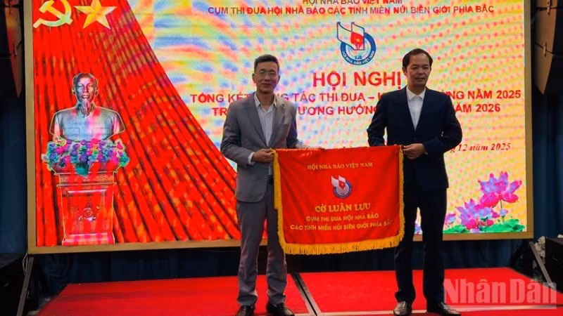 Hội Nhà báo tỉnh Lào Cai và Cao Bằng trao cờ thi đua tại hội nghị. (Ảnh: THANH SƠN)