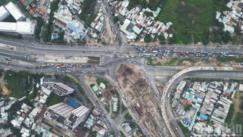 Toàn cảnh nút giao An Phú Thành phố Hồ Chí Minh nhìn từ trên cao, thể hiện rõ quy mô và sự đồng bộ của hệ thống hạ tầng giao thông khu vực. 