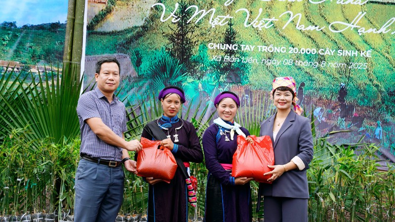 Đại diện Trung tâm Truyền thông Tài nguyên và Môi trường tặng quà cho người dân xã Bản Liền.